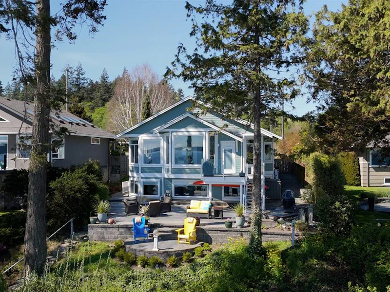 9055 Lochside Drive, North Saanich BC V8L 1N1