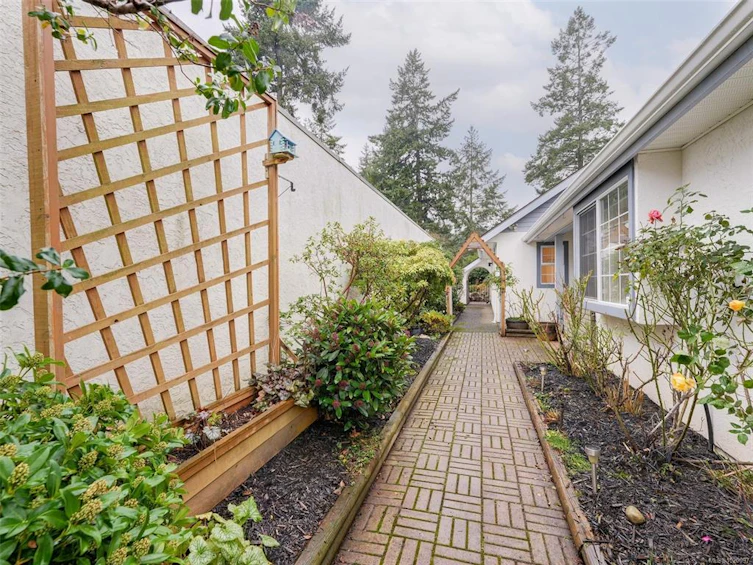 993 Scottswood Close, Saanich, BC, V8Y 2V1 - 23