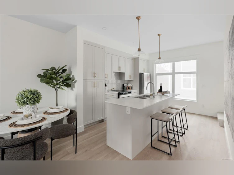15-2536 Shelbourne Street, Victoria, BC, V8R 4L5 - 2