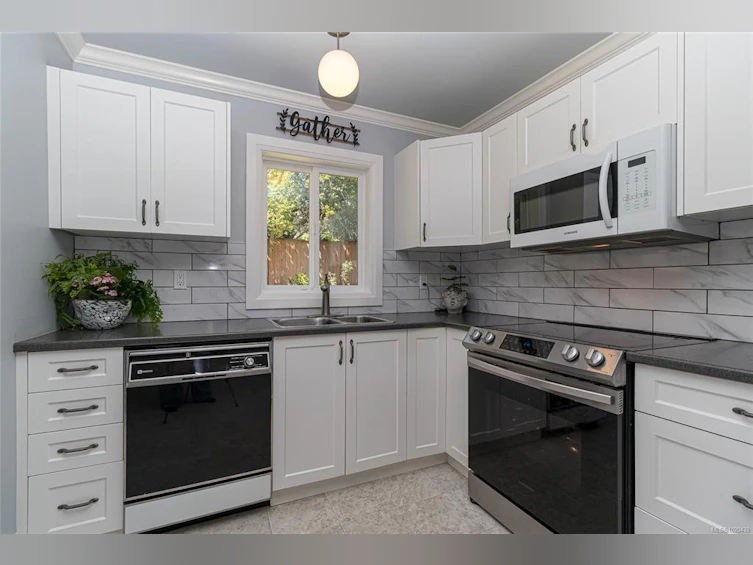 932 Tattersall Drive, Saanich, BC, V8X 2W9 - 3