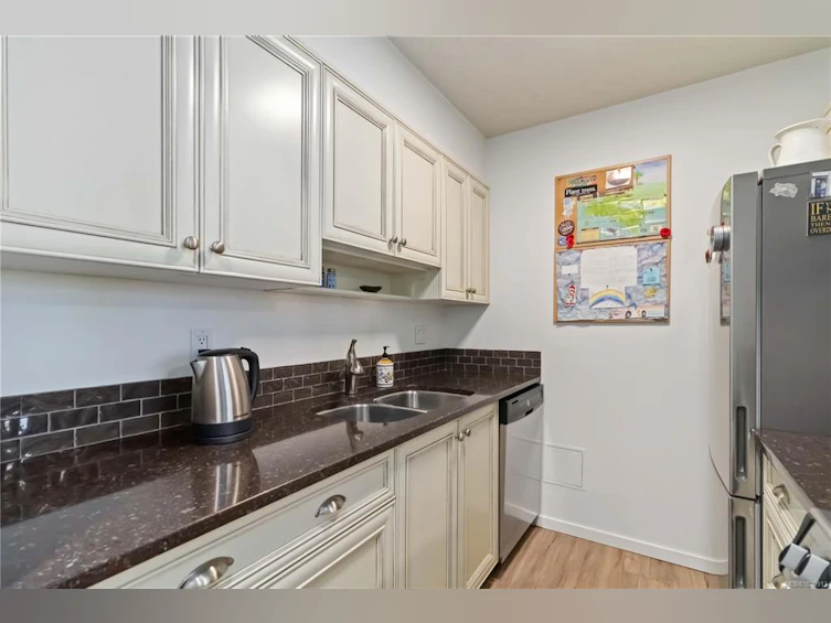 206-327 Maitland Street, Victoria, BC, V9A 7G7 - 11