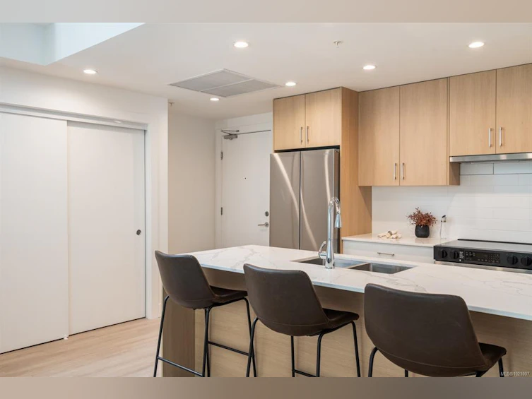 303-258 Helmcken Road, View Royal, BC, X0X 0X0 - 2