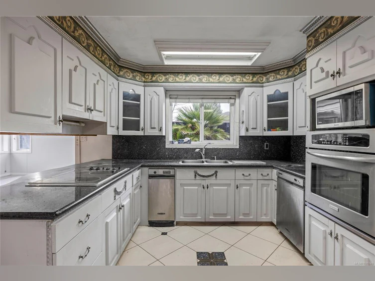 930 Mulholland Drive, French Creek, BC, V9P 1Z4 - 5