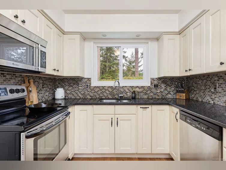 492 Meredith Crescent, Saanich, BC, V8Z 1Z3 - 5