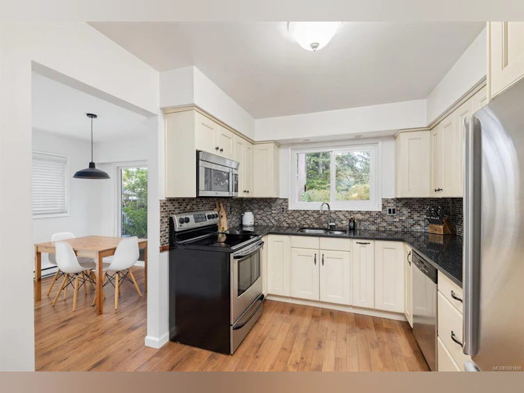 492 Meredith Crescent, Saanich, BC, V8Z 1Z3 - 4
