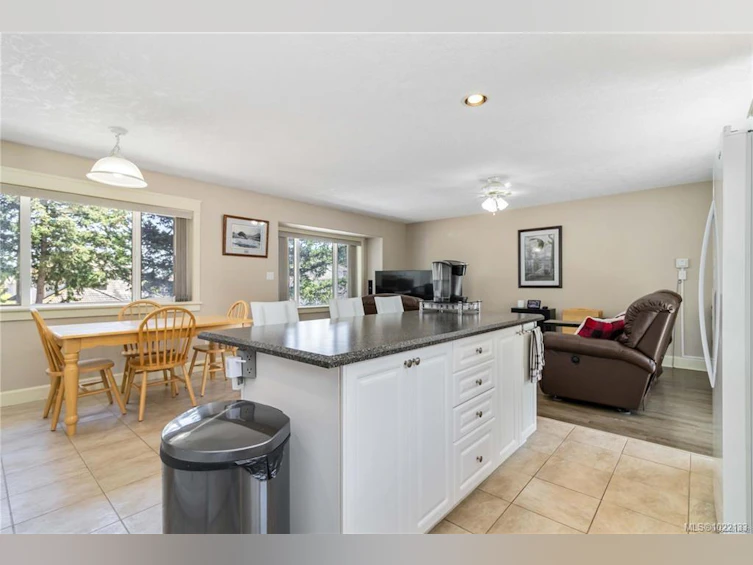 6260 Elaine Way, Central Saanich, BC, V8Z 6A1 - 33
