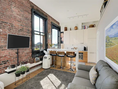 225-1610 Store Street - 3
