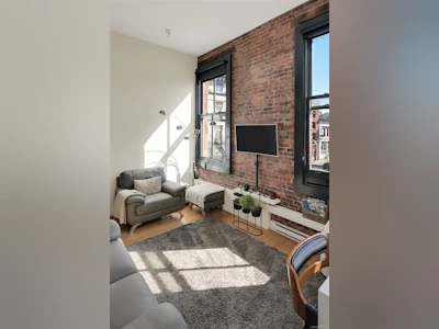 225-1610 Store Street - 4