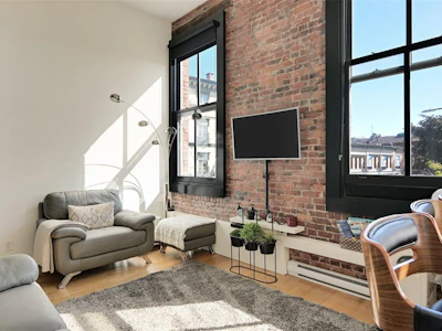 225-1610 Store Street - 5