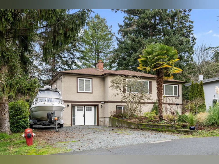 1232 Pearce Crescent, Saanich, BC, V8X 3S9 - 3