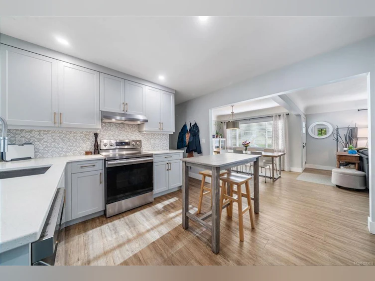 1232 Pearce Crescent, Saanich, BC, V8X 3S9 - 12