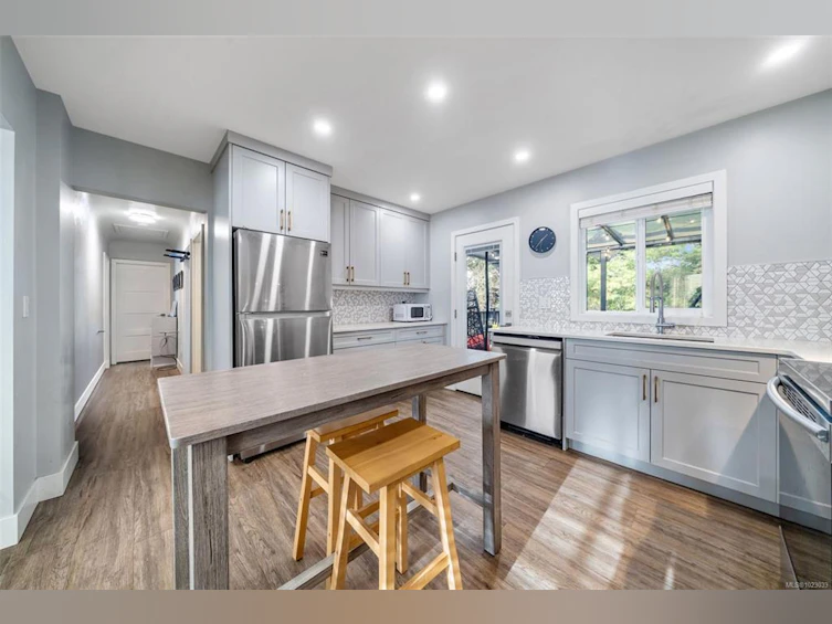 1232 Pearce Crescent, Saanich, BC, V8X 3S9 - 11