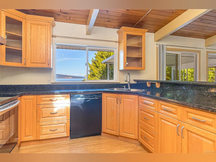 4731 Maple Guard Drive, Bowser/Deep Bay, BC, V0R 1G0 - 5