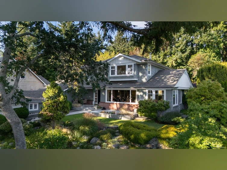 2944 Tudor Avenue, Saanich, BC, V8N 1M1 - 3