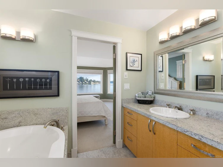 10239 Fifth Street, Sidney, BC, V8L 2Y4 - 23