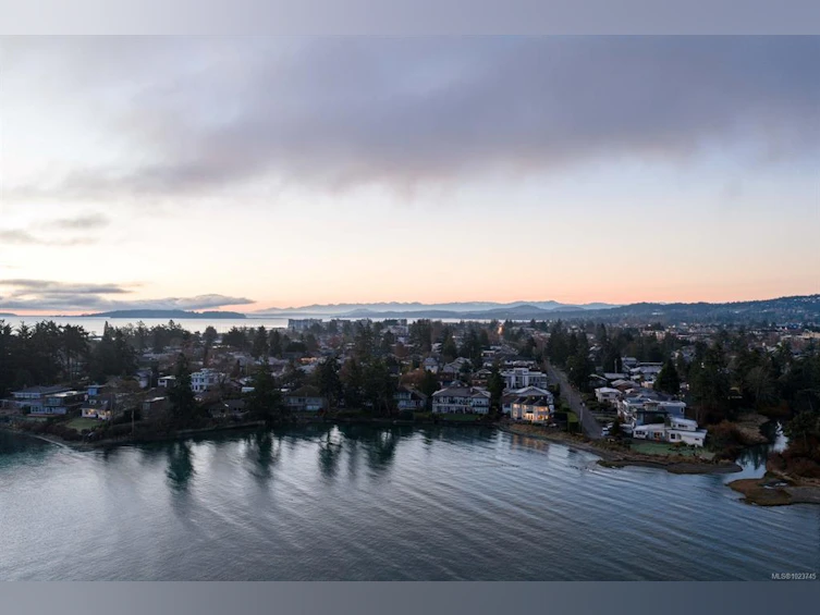 10239 Fifth Street, Sidney, BC, V8L 2Y4 - 38