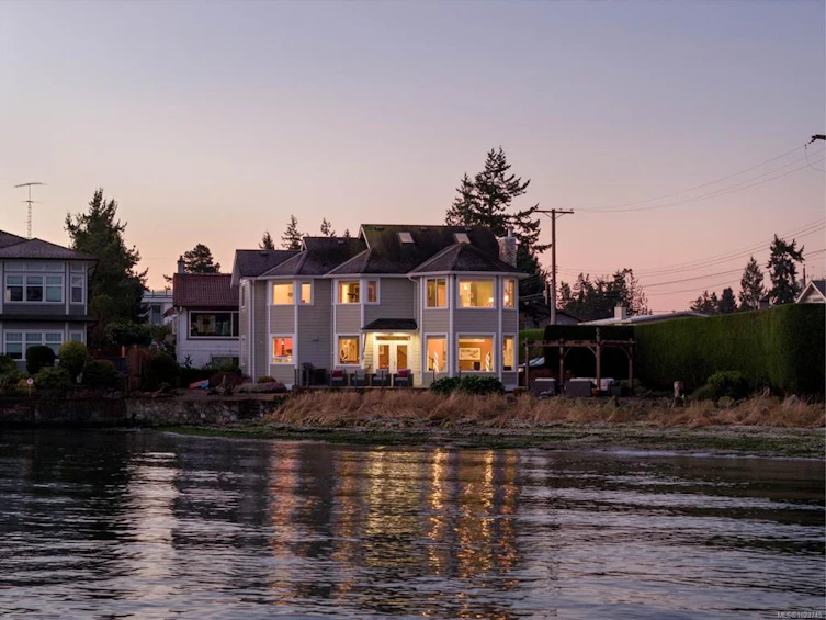 10239 Fifth Street, Sidney, BC, V8L 2Y4