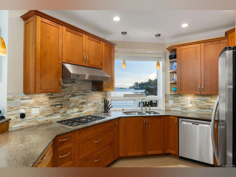 10239 Fifth Street, Sidney, BC, V8L 2Y4 - 8
