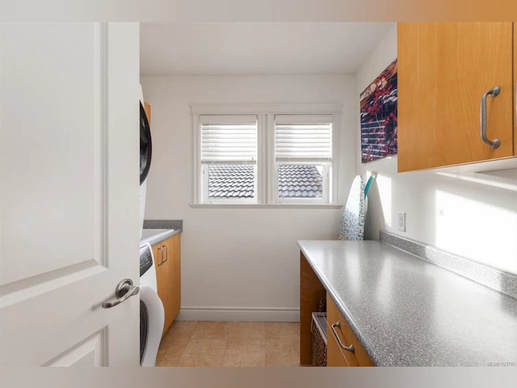 10239 Fifth Street, Sidney, BC, V8L 2Y4 - 27