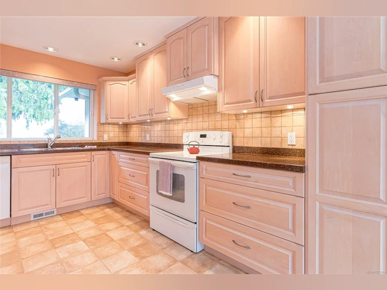 625 Yambury Road, Qualicum Beach, BC, V9K 1C5 - 24