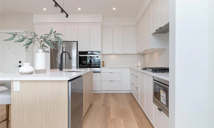 101-1810 Selenite Place