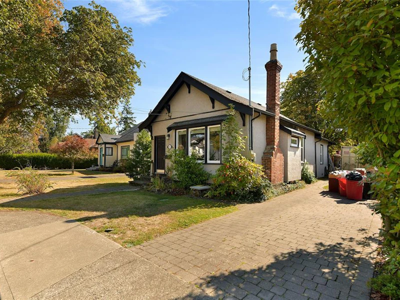 1715 Carrick Street, Victoria BC V8R 2M1