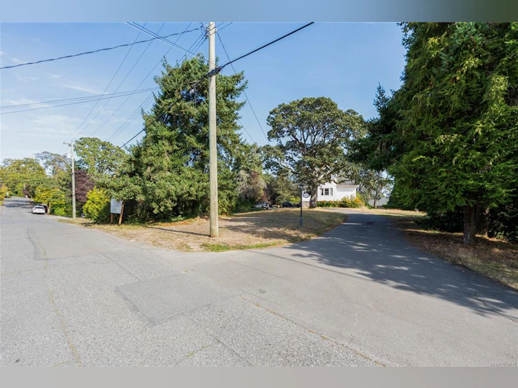 3353 Salsbury Way, Saanich, BC, V8P 3K4 - 14