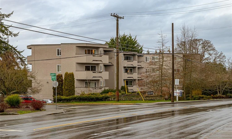 206-3800 Quadra Street