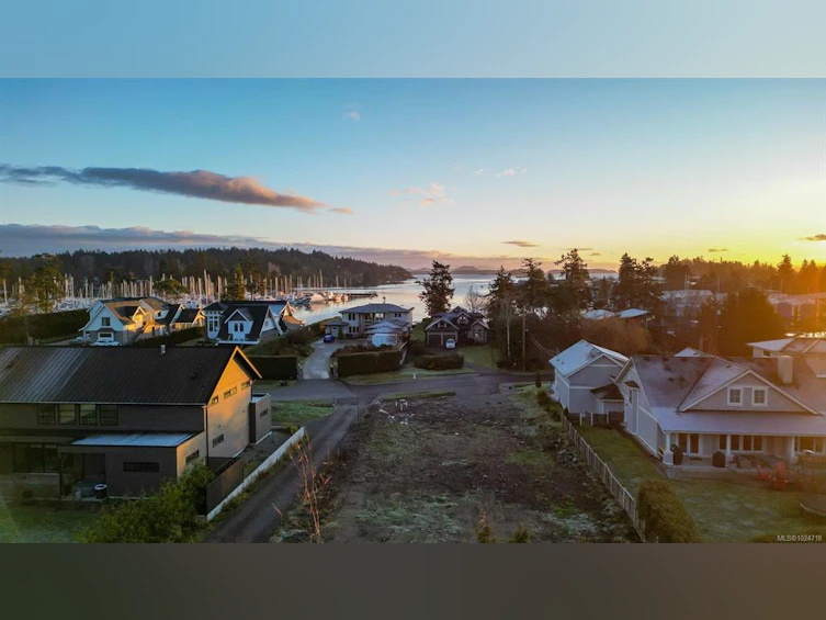 10724 Bayfield Road, North Saanich, BC, V8L 5S7 - 2