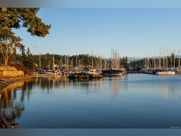 10724 Bayfield Road, North Saanich, BC, V8L 5S7 - 5