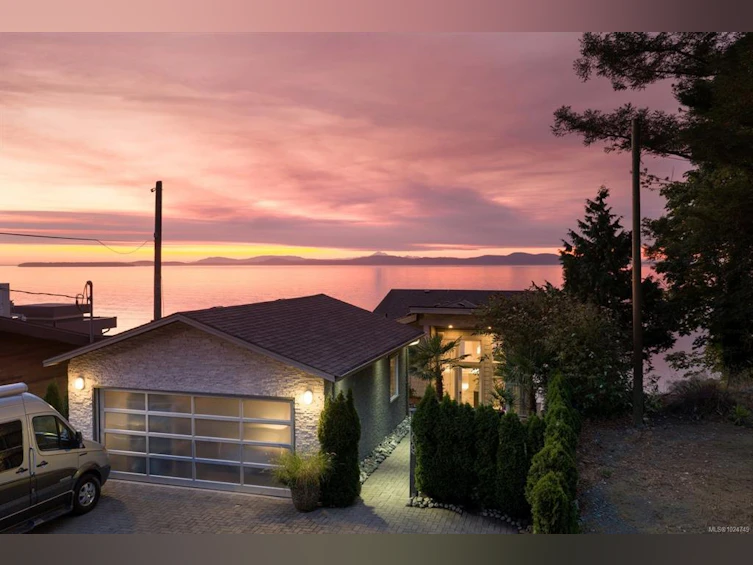 5009 Cordova Bay Road, Saanich, BC, V8Y 2K1 - 2