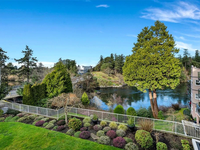 306 - 1085 Tillicum Road, Esquimalt BC V9A 7M3
