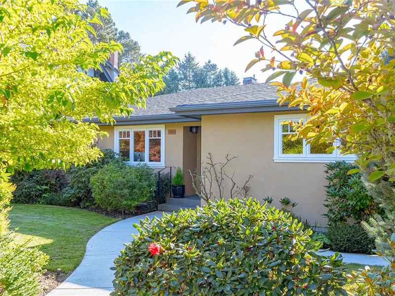 1082 Newport Avenue, Oak Bay BC V8S 5E3