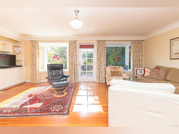 1082 Newport Avenue, Oak Bay, BC, V8S 5E3 - 3