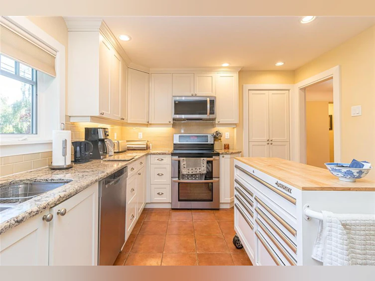 1082 Newport Avenue, Oak Bay, BC, V8S 5E3 - 16
