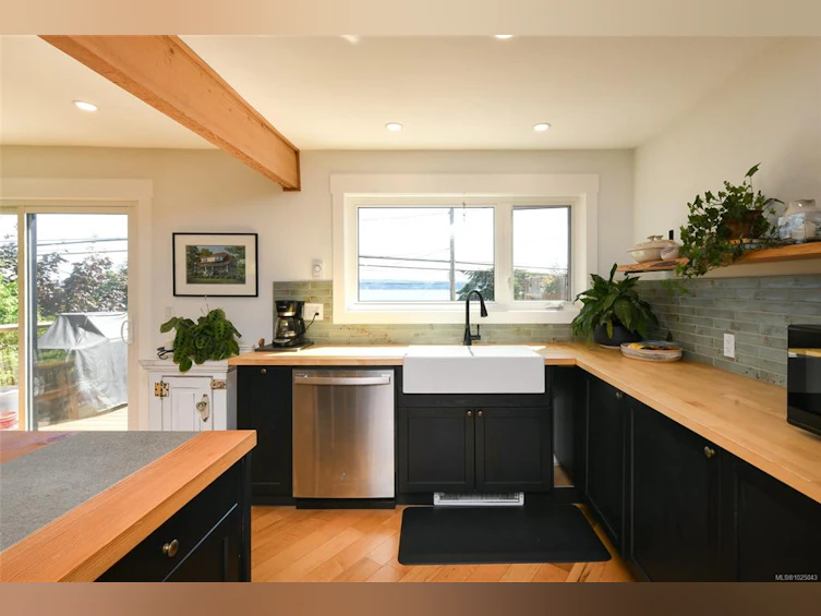 5693 S Island Highway, Union Bay, BC, V0R 3B0 - 11