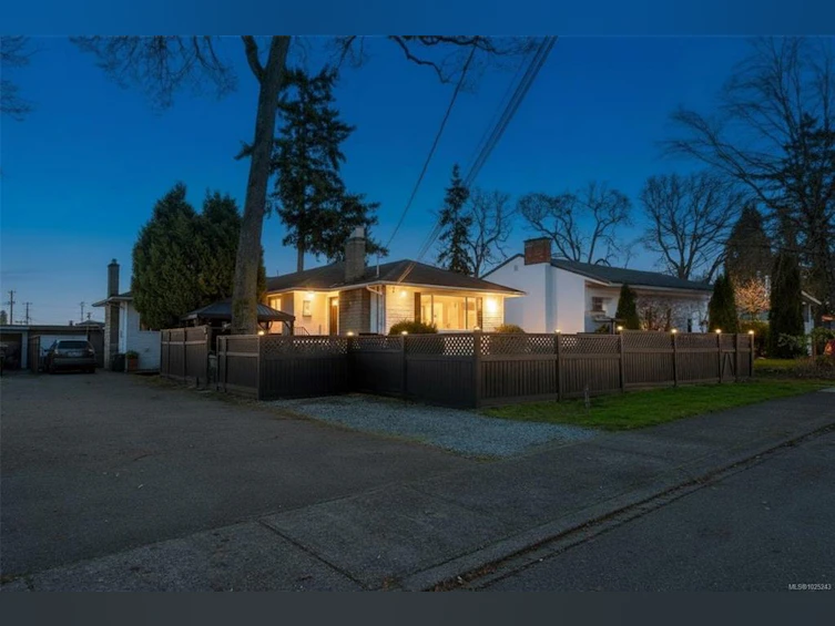 727 Porter Road, Esquimalt, BC, V9A 5W7 - 2
