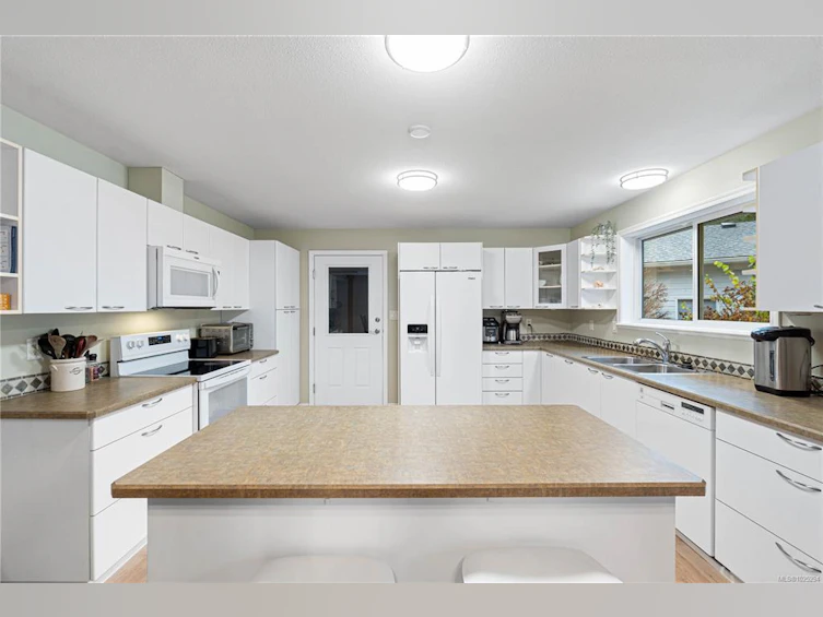 1356 Meadowood Way, Qualicum Beach, BC, V9K 2S4 - 3