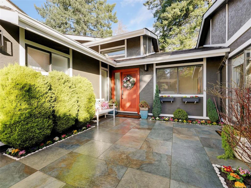 1042 Donwood Drive, Saanich BC V8X 4G3