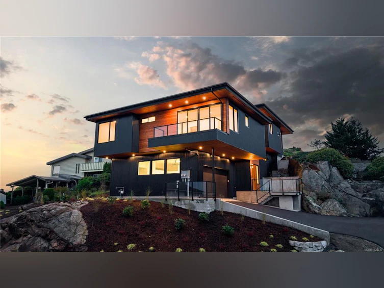 3700 Kootenay Place, Saanich, BC, V8P 2G2 - 2