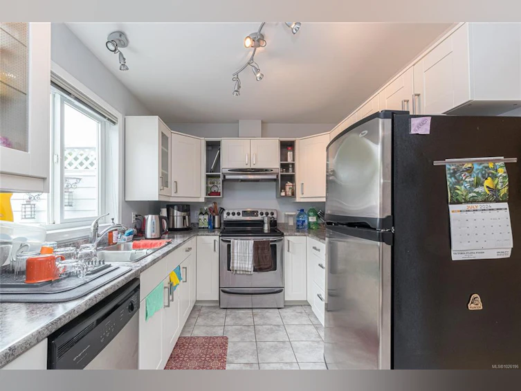 2882 Belmont Avenue, Victoria, BC, V8R 6T3 - 8