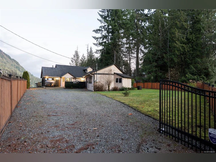 7247 Walton Road, Honeymoon Bay, BC, V0R 1Y0 - 47