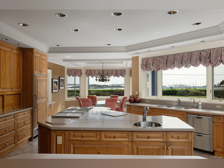 1580 Beach Drive, Oak Bay, BC, V8R 6H8 - 30