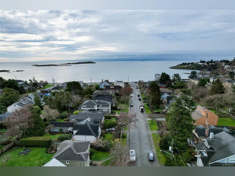 587 Oliver Street, Oak Bay, BC, V8S 4W2 - 30