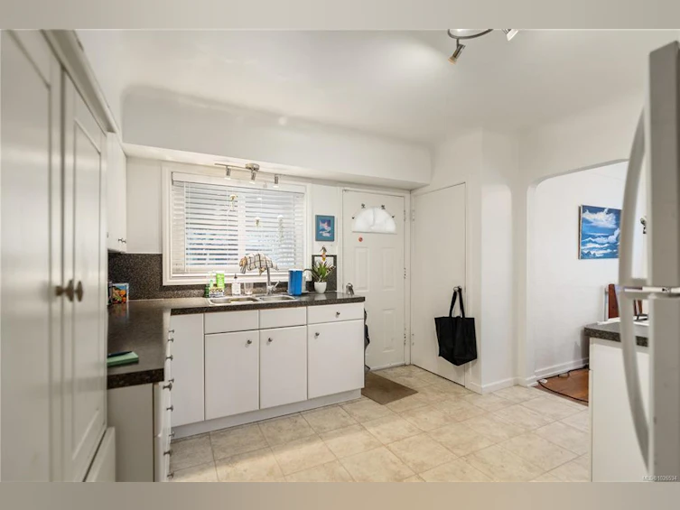 3031 Washington Avenue, Victoria, BC, V9A 1P7 - 3