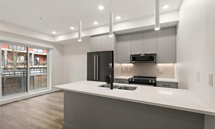 305-610 Lampson Street