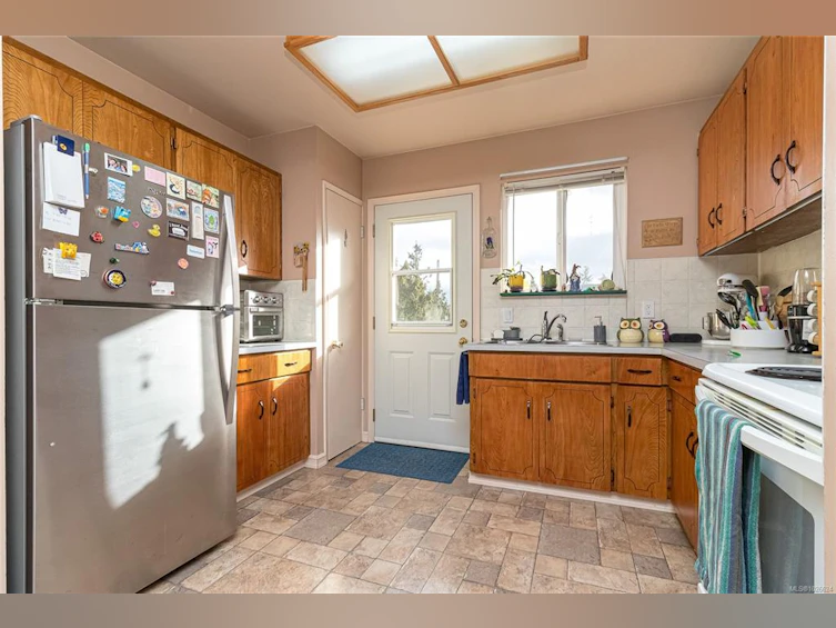 9581 Epco Drive, Sidney, BC, V8L 2T1 - 6