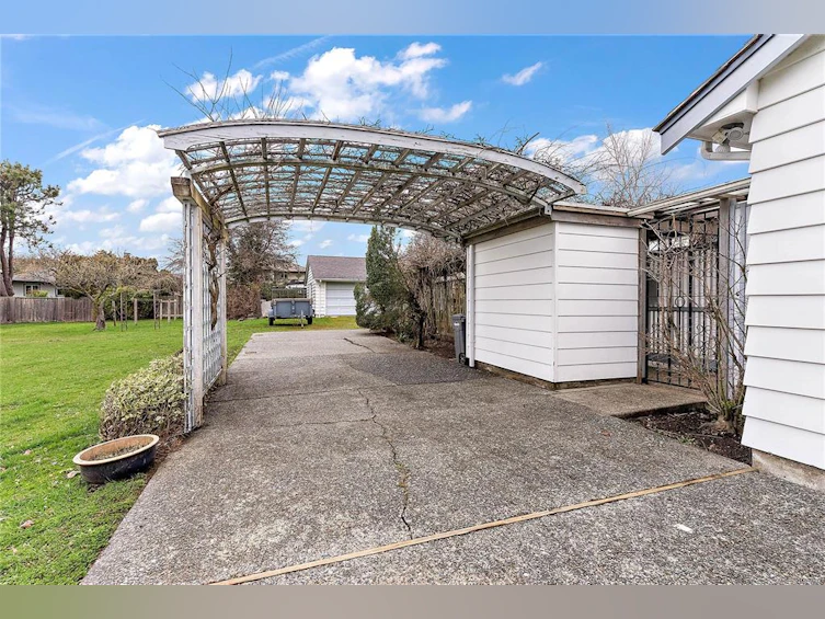 1806 Feltham Road, Saanich, BC, V8N 4R8 - 8