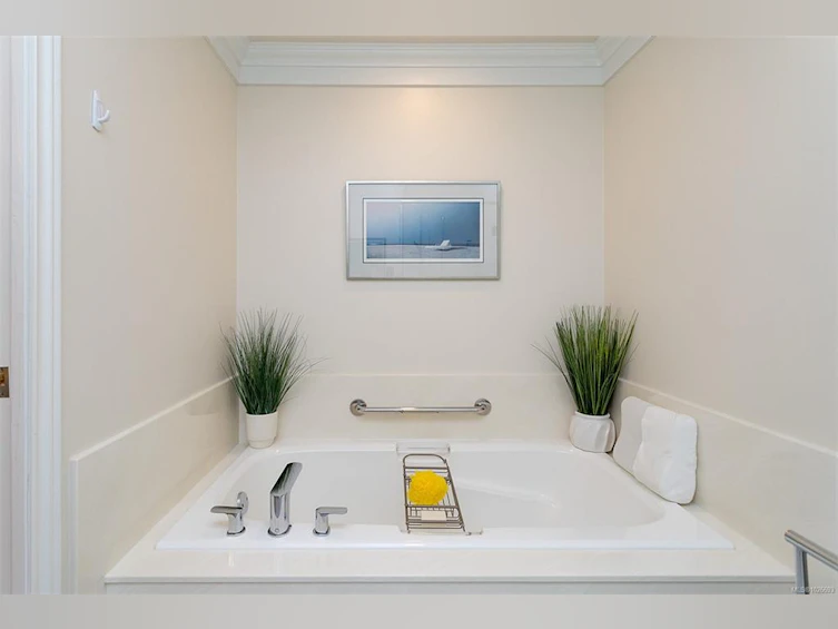 4-910 Maltwood Terrace, Saanich, BC, V8X 5G8 - 36