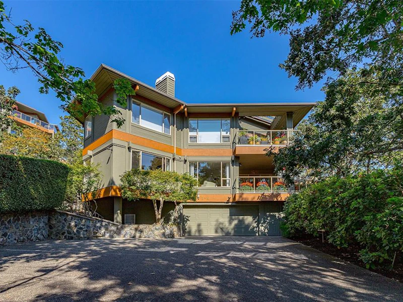 4 - 910 Maltwood Terrace, Saanich BC V8X 5G8
